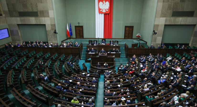 Lazít az abortuszszabályokon a parlament Lengyelországban