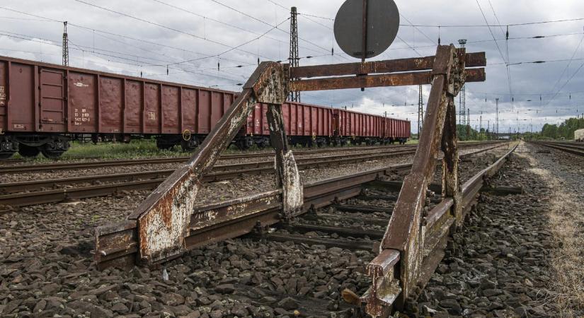Egy kalauznő zaklatása miatt rúgtak ki egy mozdonyvezetőt