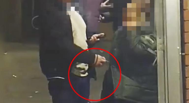 A térfigyelő kamerákkal mit sem foglalkozva árulta a kristályt a Blaha Lujza téren egy 65 éves nő