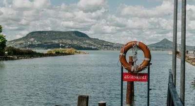 Veszélyben a Balaton egyik utolsó természetes kapuja: felülbíráltatnák a most zajló társasház építését Fonyódon
