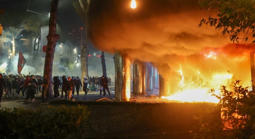Tirana lángol, estig sem álltak le sem a tüntetés után romboló és gyújtogató diákok, sem a keményen reagáló rendőrök