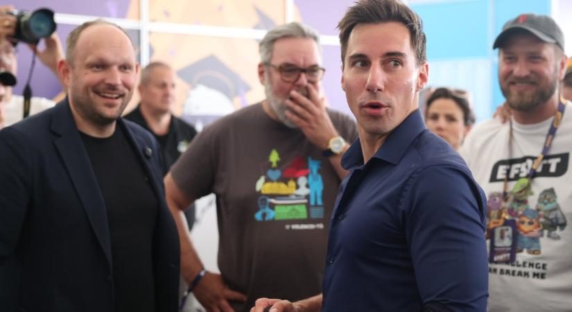 Radnai Márk lányokkal szelfizik az EFOTT-on – fotók