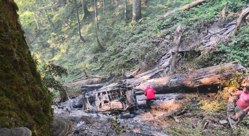 Tragédia a hegyekben: Szakadékba zuhant és kigyulladt egy autó, a 31 éves sofőr meghalt