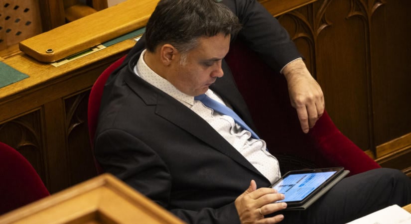 16 évig volt kénytelen nyögni a Fidesz igáját, de most felszabadult a KDNP, és saját győzelmeként ünnepli, hogy december 24-e munkaszüneti nap lehet
