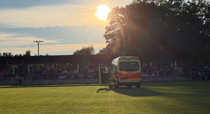 25 percre megszakadt a játék, mentő vitte el a Marcali játékosát