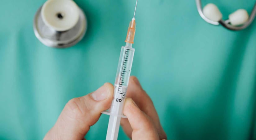 Csütörtök estig több tízezer adag influenza elleni oltást szállítanak ki