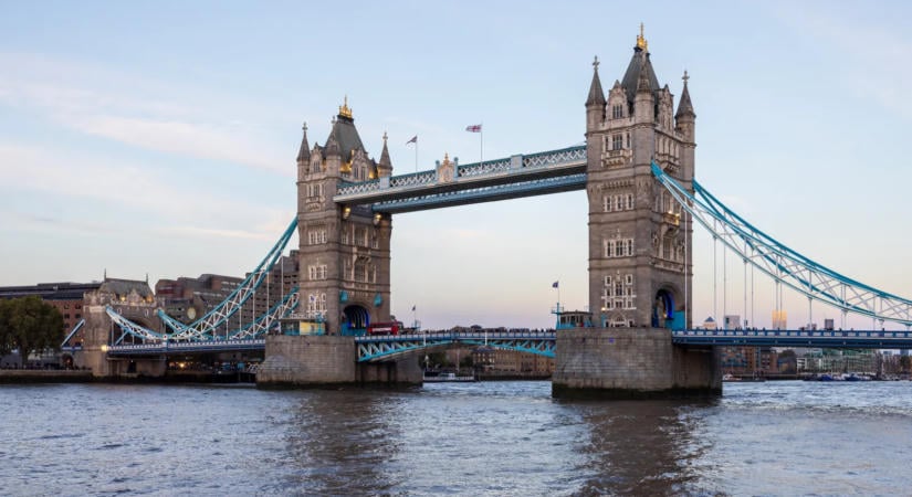 „Minden eladó” – Panyi szerint Londonba költözött Orbán Ráhel és Tiborcz István