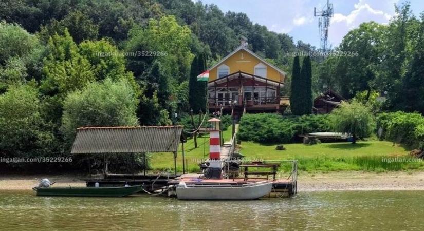 Ez jobb, mint a Római-part: a Dunával árulják ezt a mesebeli házat fotók