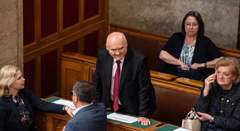 Hende Csaba sem maradhat alkotmánybíró egy korábbi törvény miatt