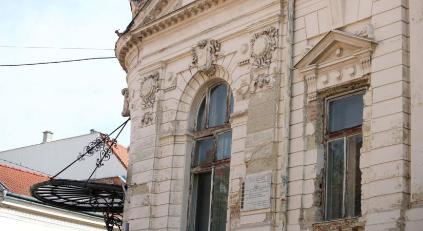 Elhagyatottan és totálisan lepusztulva várja a sorsát az egykori Bóbita Bábszínház (GALÉRIA)