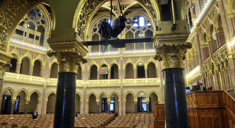 Visszatérhetnek a megyék, a kormányfő illetménye is módosulhat