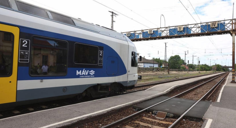 Baleset miatt áll a győri fővonal, tehervonat elé hajtott egy autó
