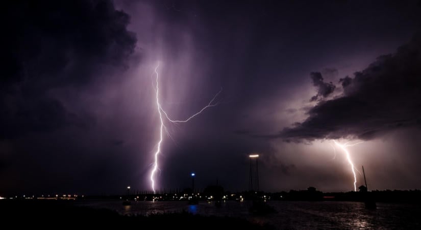 Szombat hajnalban mennydörgésre ébredhetünk, kiadták a figyelmeztetést