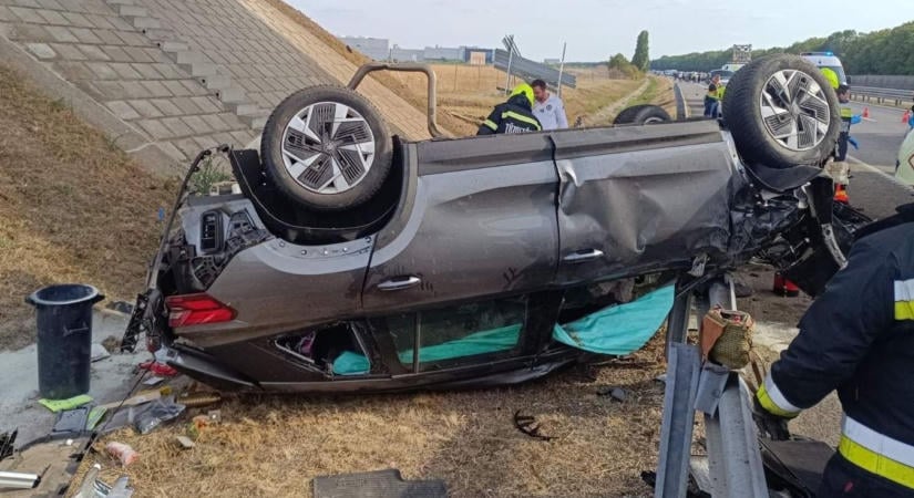 Fotókon a durva baleset az M6-oson, fejjel lefelé lógtak az utasok, két mentőhelikopter érkezett