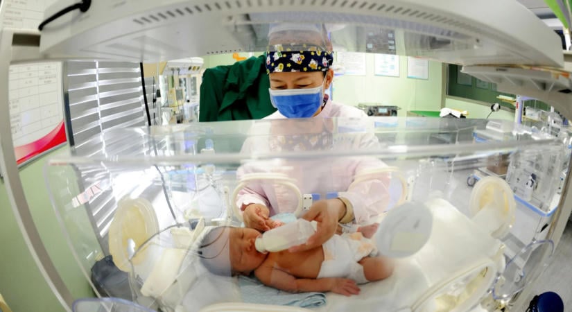 Etetik és pelenkázzák őket, de ki öleli meg a kórházban hagyott csecsemőket?