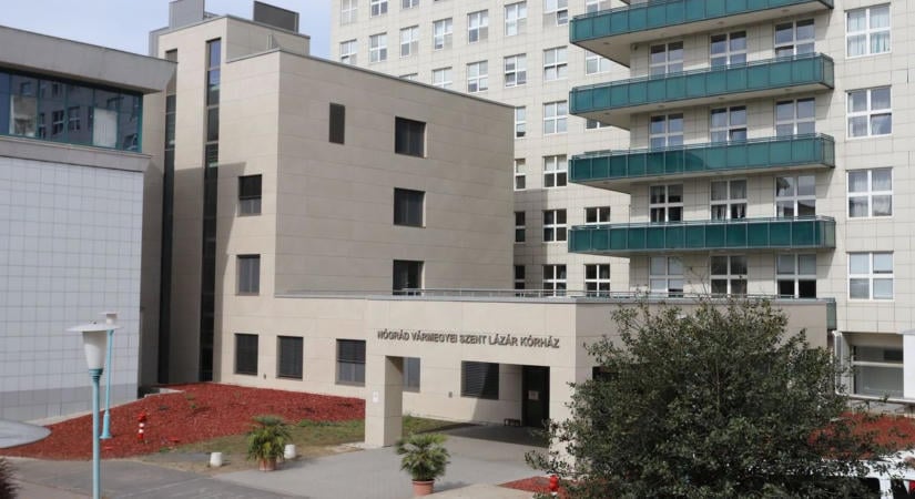 Bombával fenyegették a megyei kórházat, angliai számról jött a hívás