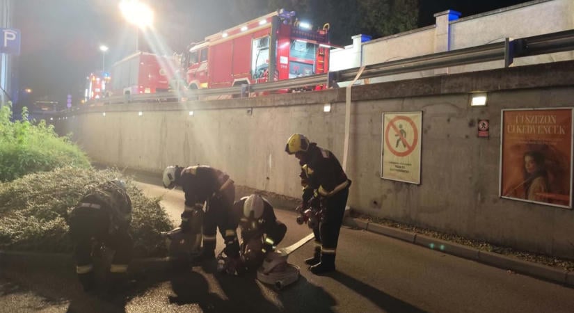 Rengeteg tűzoltó vonult az egri plázához: mutatjuk, mi történt a mélygarázsban – helyszíni fotók