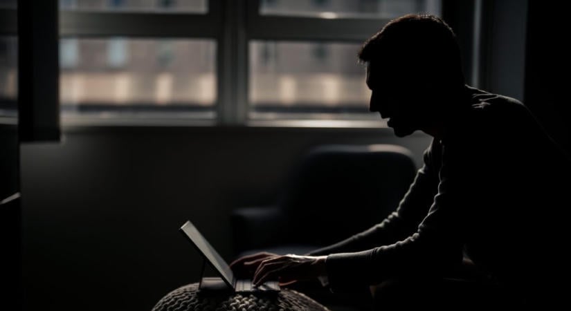 „Kicsit menő lesz megölni valakit” – gyerekeket hálóznak be az interneten „erőszakszolgáltató” szervezetek