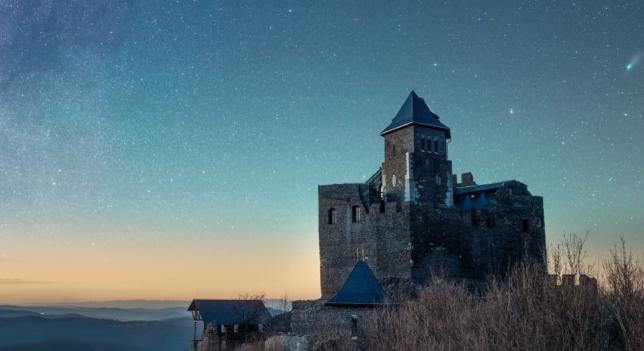 Szenzációs kép: az egyre közelebb érő üstökös, a Tejútrendszer és egy távoli galaxis került a Hollókői vár hátterébe