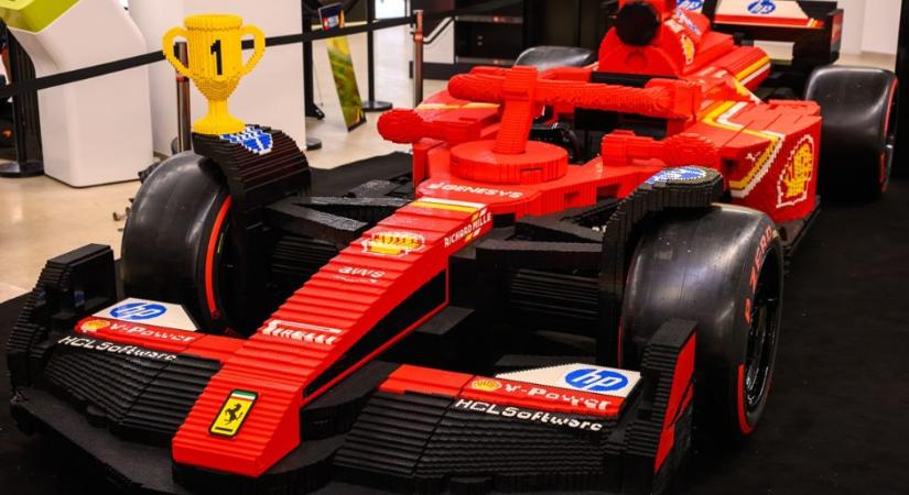 Mi történik, ha a világ leggyorsabb autóversenyzőit egy LEGO F1 autó volánja mögé ültetik?
