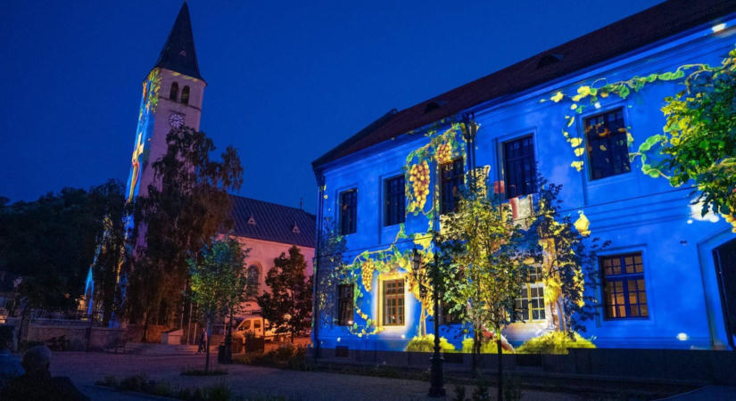 Tovább mesélnek Tokaj fényei, majd augusztus 20-án különleges ünnepi fényjáték érkezik