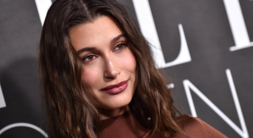 Eszpresszóbarnára váltott Hailey Bieber, ez az árnyalat lehet az ősz slágere