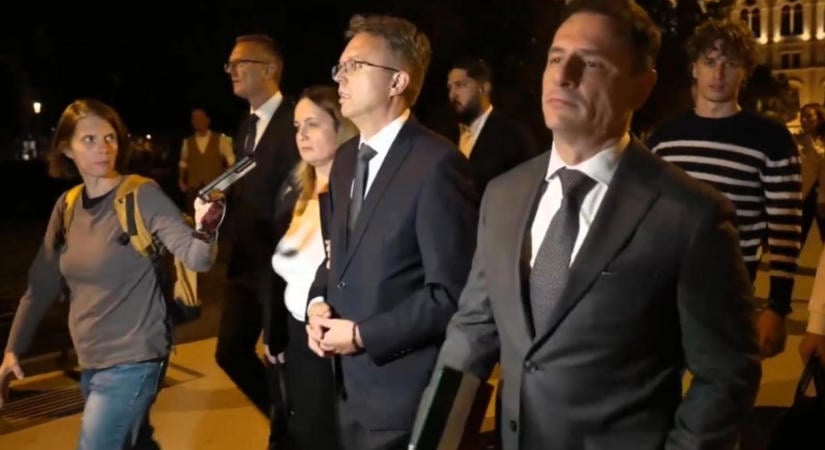 Hankó Balázs elhagyta a frakcióirodát és elindult az ügyészség felé