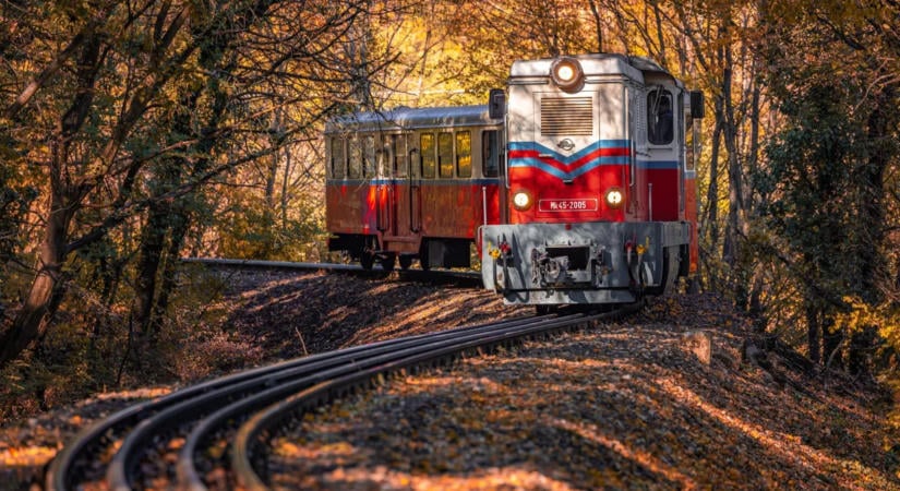 Őszi kirándulás fillérekből? A Gyermekvasút most különösen szép arcát mutatja