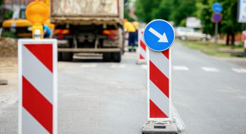 Ma kezdődik a többhetes útlezárás Fejérben, így segít az önkormányzat