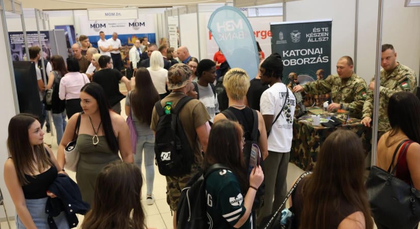 Nem győzték fogadni az érdeklődőket: ellepték az álláskeresők a Nyíregyházi Egyetemet - fotókon, videókon a szerdai rendezvény