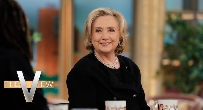 Hillary Clinton megszólalt Jeffrey Epstein gyomorforgató bűncselekményeiről: „fogalmam sem volt”