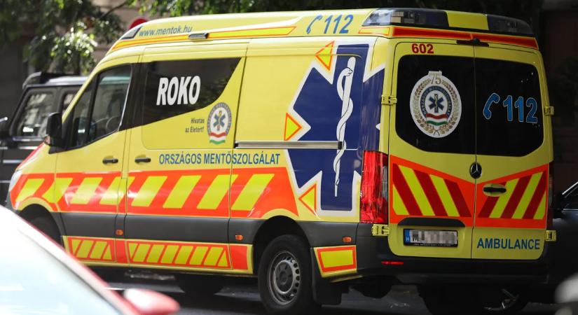 Árokba hajtott és felborult egy autó a 10-es főúton, a sofőrt feszítővágóval mentették ki