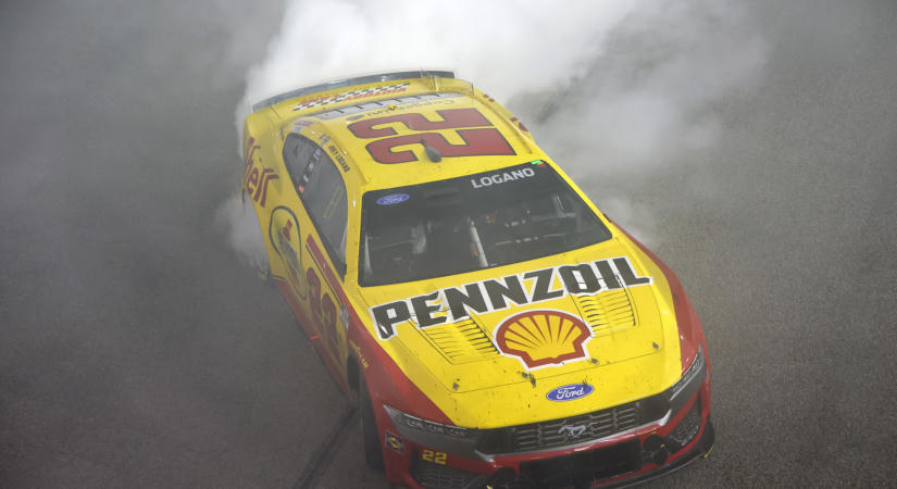 Joey ‘páros év’ Logano újabb győzelemmel jelezte, hogy számolni kell vele a NASCAR Cup bajnoki hajrájában