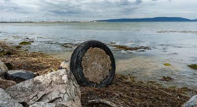 Fél vödör szögesdrót, gumiabroncs és rengeteg törött üveg került elő a Balatonból