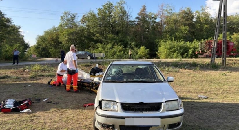 Majdnem elütött egy kerékpárost, majd a zsaruk karjai között esett össze! – VIDEÓ