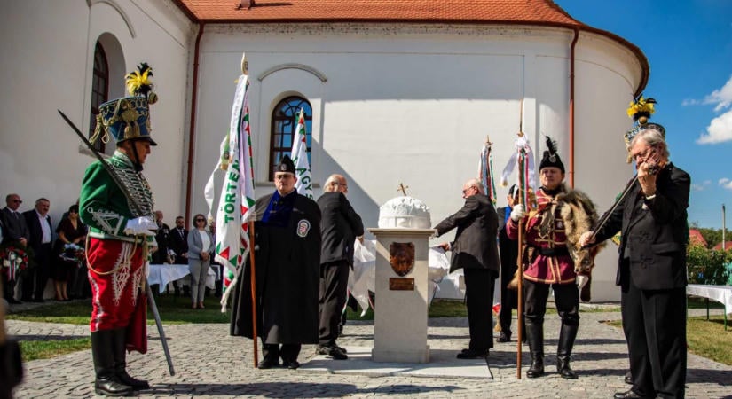 Kettős ünnep Kémeren: felavatták a Szent Korona emlékhelyét és a megújult iskolát