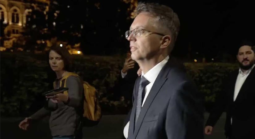 Hankó Balázst felszólította a házelnök, hagyja el a Parlamentet: a volt miniszter bevonult az ügyészségre – videó a cikkben
