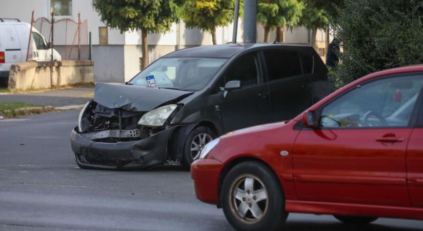 Karambolozott két autó Szombathely belvárosában - fotó