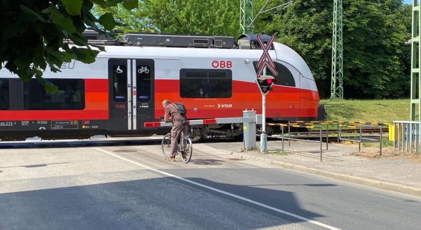 Piros fény és félsorompó - biztonságos közlekedés a vasúti átjárókban