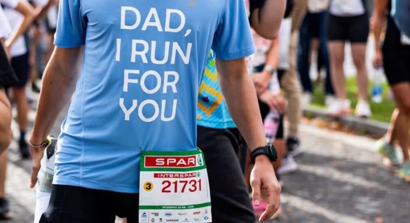 ‘Apa, érted futok’ – felirattal a hasán szaladt 30 kilométert a Budapest Maratonon Hankó Balázs fia