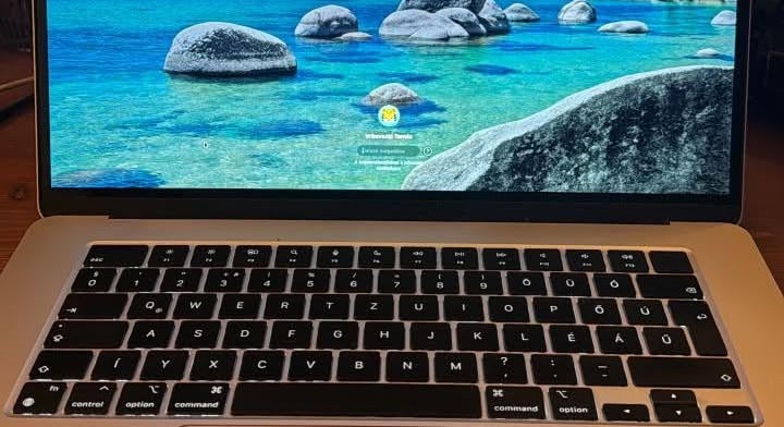 Elképesztő: két kisgyerek akart eladni egy lopott MacBookot a Deák téren – Így került vissza a gép a tulajdonosához
