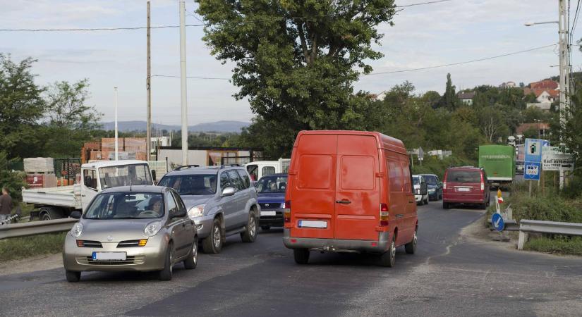 Vasárnapi útinform - torlódás az M1-es autópályán, baleset a 71-es főúton