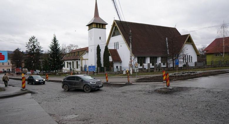 Fizetésemelés a közalkalmazottaknak, aszfaltút a lakosságnak