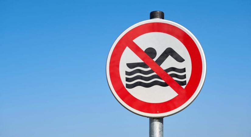 Azonnali hatállyal lezárták a népszerű magyar strandot: veszélyes baktériumot találtak a vizében
