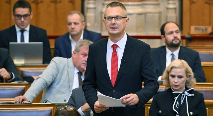 Rétvári Bence elővette a statisztikákat: ezekkel a számokkal próbálta bizonyítani, hogy javult az egészségügy