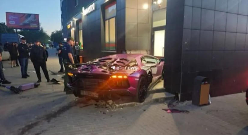 Lamborghini csapódott egy házba, egy milliárdos fia lehetett a sofőr - fotók