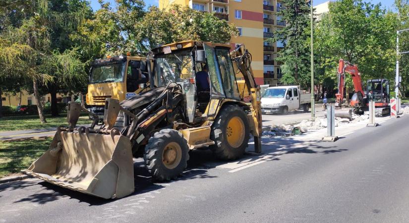Új burkolatot kapnak a buszmegállók a Szombathelyen, a Rohonci úton - Kisebb - nagyobb torlódással számoljon, aki arra jár