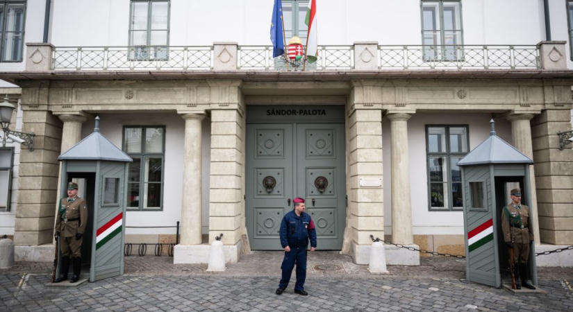 Forsthoffer Ágnes megnyitja a Sándor-palotát az érdeklődők előtt