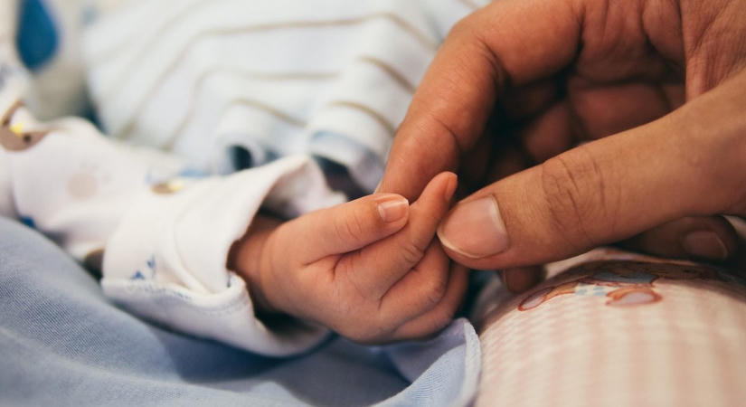 Babák, akiknek nincs kihez bújniuk – 4500 önkéntest keres az ÉRINTŐK program