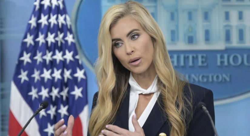 Trump új sajtótitkára még a férjét is összekeverte az amerikai elnökkel